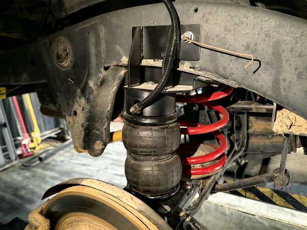 AIRBFT4X4日产途乐Y61越野辅助承载气囊