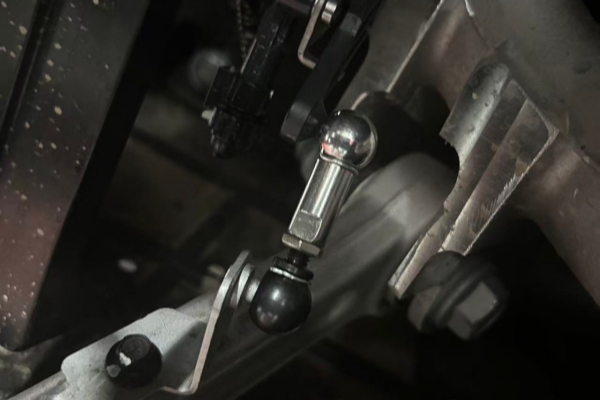 #低趴灵魂注入#奥迪E5改装可调狗骨拉杆