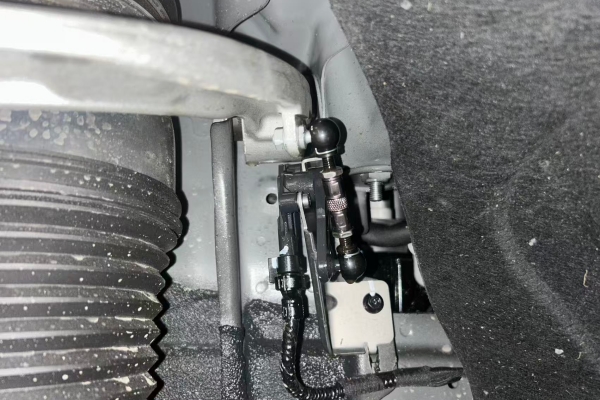 #低趴灵魂注入#奥迪E5改装可调狗骨拉杆